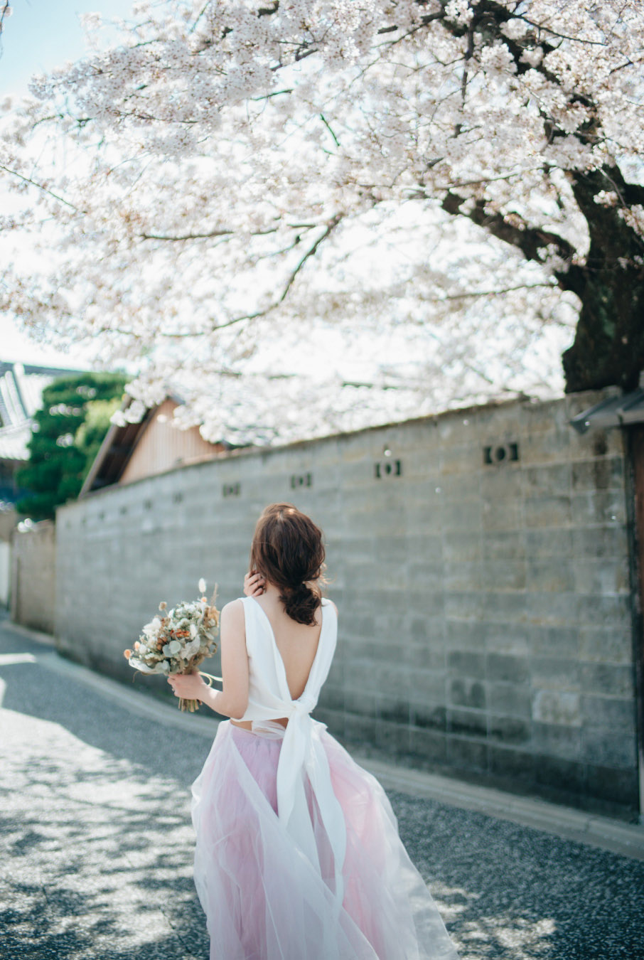 bride-in-pink wedding dress in japan-sakura