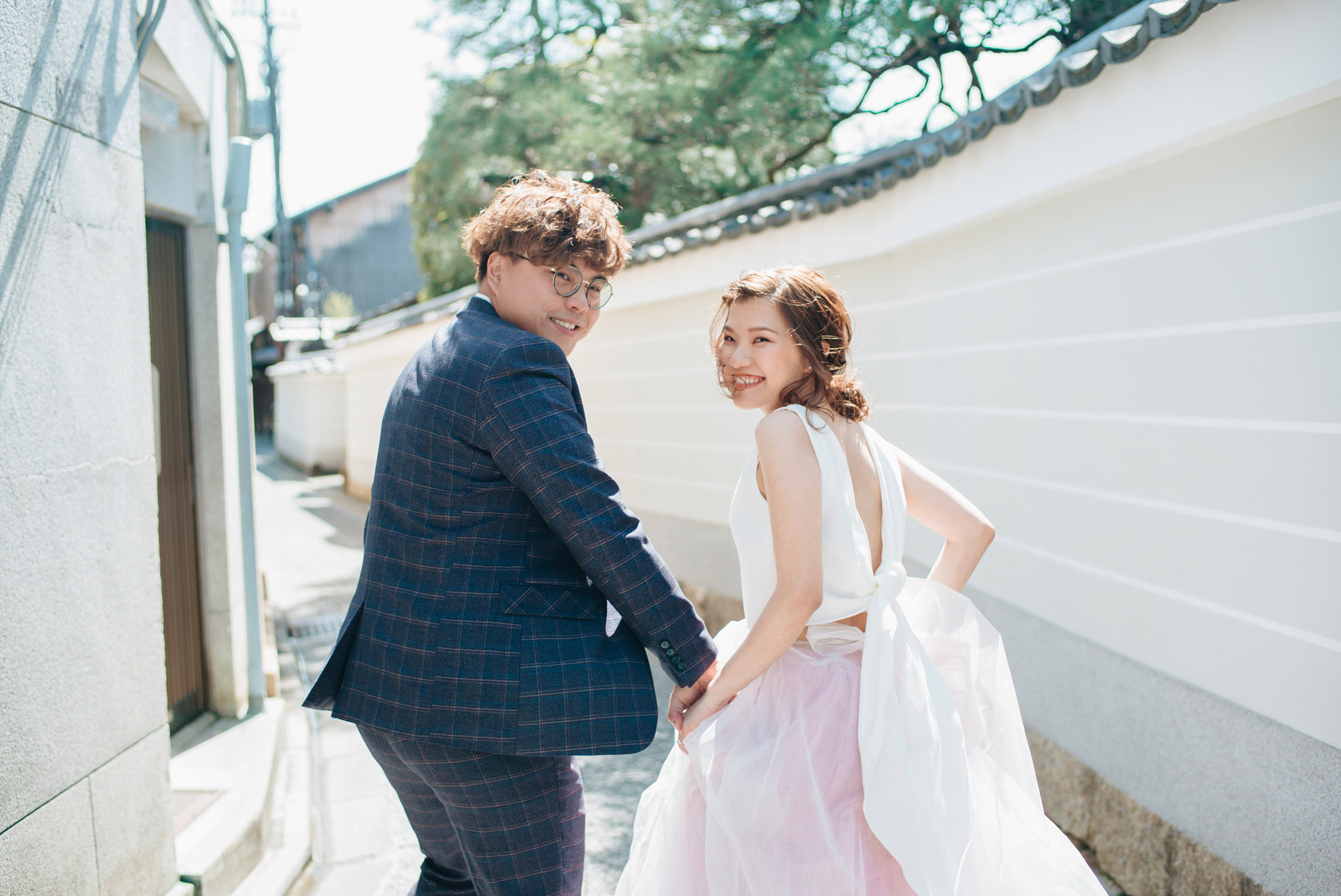 sweet-asian-wedding-couple-holding-hands